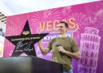 Олимпийский чемпион Александр Большунов подписал звезду для Аллеи Чемпионов VEGAS