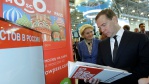 Медведев осмотрел российские экспонаты на выставке "Интурмаркет" в Крокус Экспо